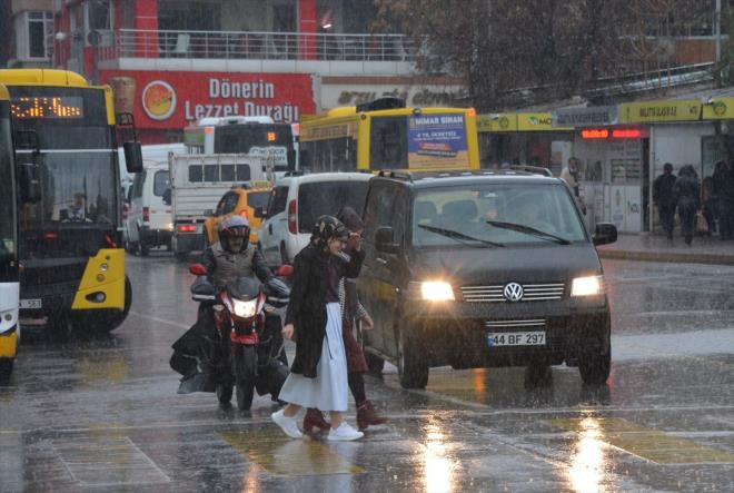 Kuvvetli ya uyars    <br>Yalarn; Gneydou Anadolu'nu dousu, Adana, Osmaniye, Kahramanmara, Hatay'n ky kesimleri, Tunceli, Bingl, Mu, rnak, Bitlis, anlurfa ve Hakkari evrelerinde kuvvetli olmas beklendiinden yaanabilecek olumsuzluklara kar (sel, su baskn, ulamda aksamalar, buzlanma ve don olay vb) dikkatli ve tedbirli olunmas gerekiyor.