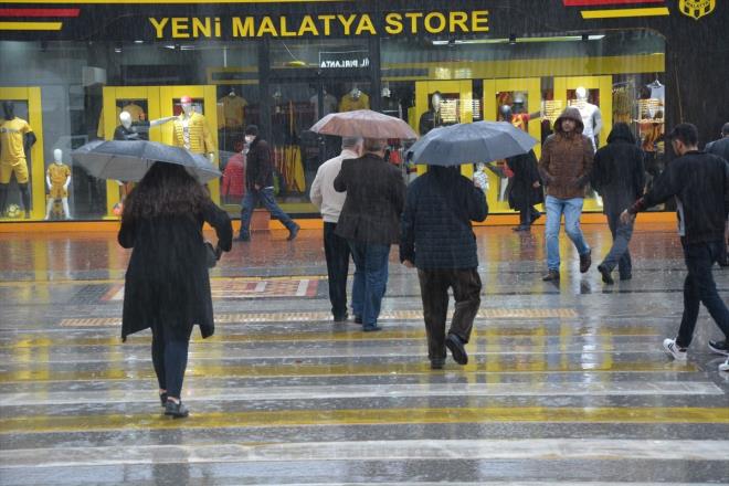 Rzgar ve kuvvetli frtna  <br>  Rzgarn, Gney Ege, Akdeniz ve  Anadolu&#8217;da kuzey ynlerden kuvvetli ve frtna (40-80 km/sa) eklinde, Dou Anadolu'nun gneydousunda gney ve gneydou ynlerden kuvvetli (40-60 km/sa) olarak esmesi beklendiinden, yaanabilecek olumsuzluklara kar (ulamda aksamalar, aa devrilmesi, at umas, vb) tedbirli ve dikkatli olunmal.