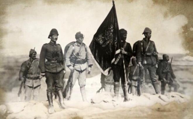 * Harpte iki me'um (uursuz) ey vardr. Bunlardan biri ta duvara krkrne yklenmek, dieri kuvvetleri birtakm ayr ve balantsz harekata datp krletmektir. Biz bu iki ahmakl yapmann tehlikesiyle kar karyayz. (ngiliz Babakan Asquith)