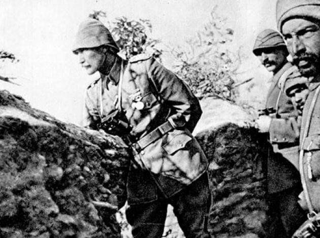 * Benimle beraber burada muharebe eden btn askerler kesin olarak bilmelidir ki bize verilen namus grevini eksiksiz yapmak iin bir adm geri gitmek yoktur. Uyku, dinlenme aramann, bu dinlenmeden yalnz bizim deil, btn milletimizin sonsuza kadar mahrum kalmasna sebep olacan hepinize hatrlatrm. (Mustafa Kemal Atatrk)