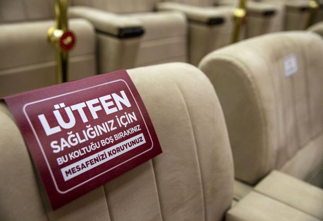 Dezenfekte edilen salondaki koltuklar arasna birer koltuk bo braklarak, katlmclar iin "Ltfen salnz iin bu koltuu bo braknz, mesafenizi koruyunuz." uyarlar konuldu.