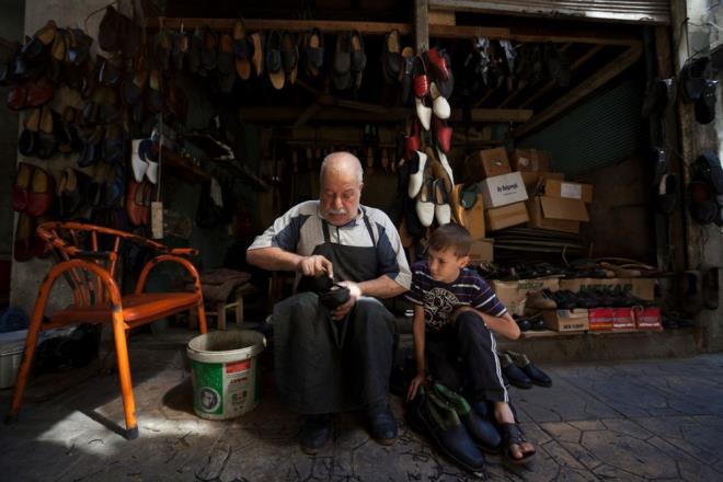 7) Bu dnemde ilerinin olumsuz etkilendiini beyan ederek talepte bulunan esnaf ve sanatkarlarn Halkbank&#8217;a olan kredi borlarnn, Nisan, Mays ve Haziran anapara ve faiz demelerini 3 ay sreyle ve faizsiz olarak ertelenecek.