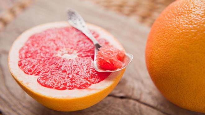 C vitamini ve antioksidan deposudur. Greyfurt, iltihab azaltmaya ve vcuttaki serbest radikallerin neden olduu hasarlarla mcadele etmeye yardmc olur. Tiroid hastalar ve tansiyon ilac kullananlar, bu meyveyi doktorlarna danarak yiyebilirler.