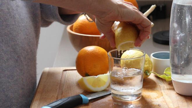 kisi de turungiller ailesindendir ve C vitamini deposudur. Kabuklarnda bulunan madde, suda kaynatlp ellere skldnda antiseptik etki salar. Bu yzden dezenfektanlardan sonra corona virs iin doal antiseptik olarak da tercihen kullanlabilir.