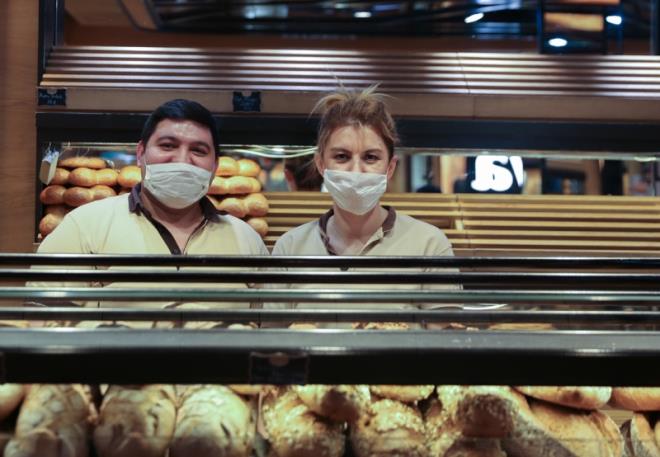 Ak kalabilecekken dkkann 15 gn kapatacak  <br>  Bahelievler'de brek ve tatl salonu ileten Hakan Bayrak da genelge kapsamnda mteri kabul edebilecek artlara uyduklarn ancak paket servis sat tercih ettiklerini belirtti.