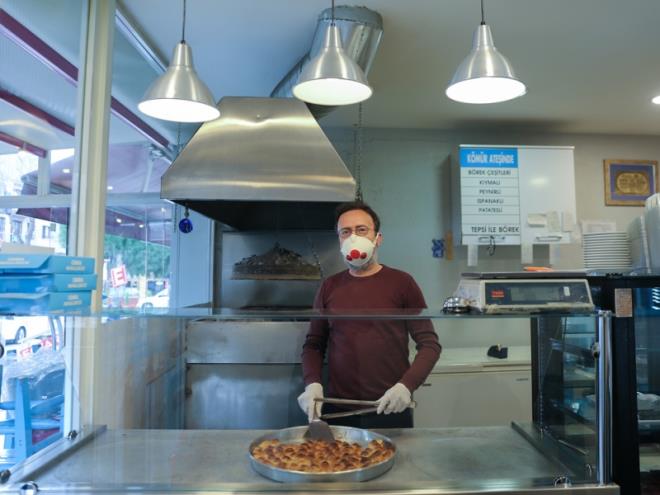 Bayrak, sat yapt zaman hem kendilerinin hem de mterilerinin aldklar tedbirlere uyduunu, buna karn hibir olumsuzluk yaanmamas iin iletmeyi kapatma karar aldn szlerine ekledi.