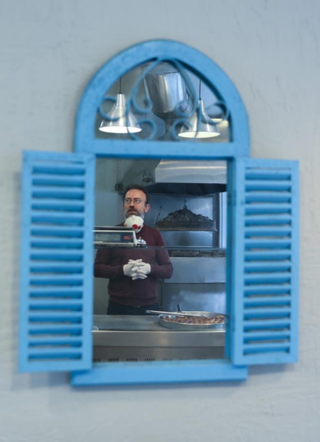 Yaanan durumun kresel olduunu ve ulus olarak korunmann gerektiine deinen Bayrak, "Hem misafirlerimizi, vatandalarmz hem de kendimizi korumamz gerekiyor. O nedenle sadece paket servis olarak hizmet verdik 2 gn. Bugn de bir karar alarak 15 gn sreyle messesimizi scak sata kapatyoruz." diye konutu.