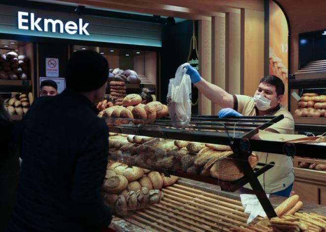 Dkkanlarna el dezenfektan koyan iletmeler, mterilerini nce bu alana ynlendirirken, herhangi bir olumsuzluk yaanmamas iin maske ve eldiven kullanarak hizmet vermeye balad. Oturma alanlarna mteri kabul etmeyen i yerleri, sadece paket servis olarak hizmet sunuyor.