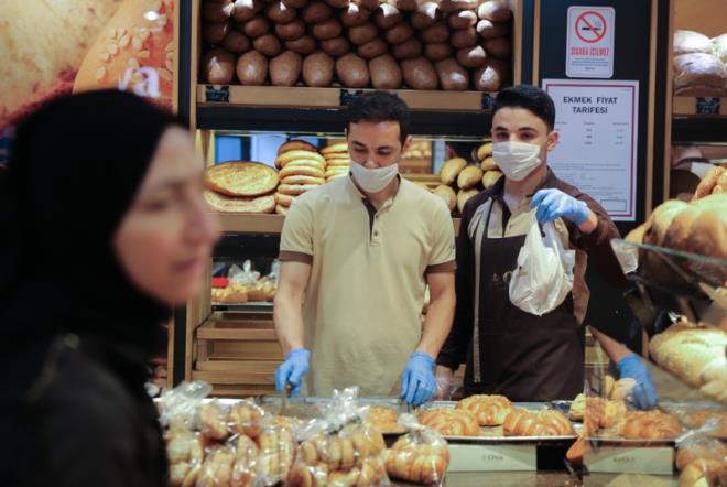 ileri Bakanl genelgesi uyarnca ok sayda iletme kent genelinde almazken, frn ve pastane gibi i yerleri de sadece paket olarak satlarna devam etti.