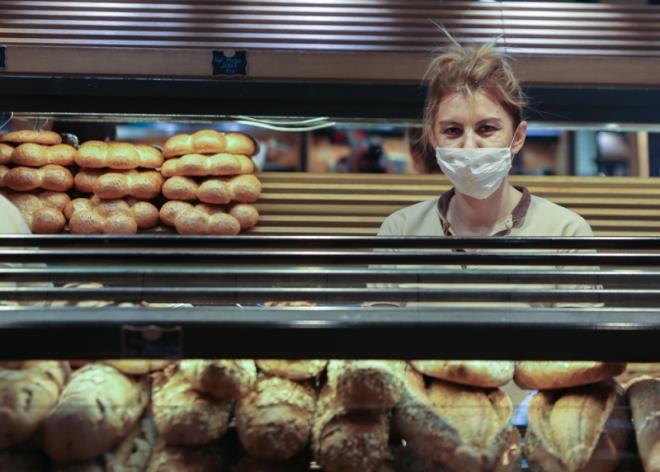 Mterileri ieri youn bir ekilde almadklarn ve 1 metre kuralna uymaya gayret ettiklerini dile getiren Avc, "Gelen mterilerimizin ilk bata ellerini dezenfekte etmelerini istiyoruz. Personelimiz de ayn ekilde ieri girdii zaman ellerini dezenfekte ediyor. Mterilerimiz daha duyarl davranyorlar. El birliiyle bu virsn memleketimizden gitmesini salayacaz." dedi.