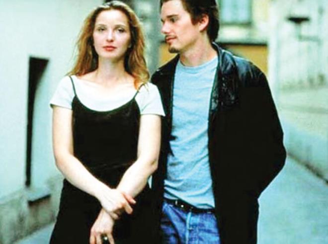 4. Gn Doarken / Before Sunrise  <br>    Bu yolculuk aka gider<br>  Bir tren yolculuunda tanan iki gen Viyana&#8217;daki molada ehirle birlikte bir anlamda birbirlerini de kefederler. Richard Linklater&#8217;n bugnden bakldnda &#8216;klasik&#8217; saylabilecek filmi, daha sonra seriye dnt. Ethan Hawke ve Julie Delpy&#8217;nin barollerini paylat yapm bence en romantik seyahat filmlerindendir de&#8230;
