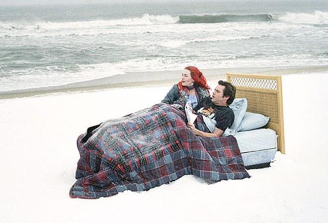 2. Sil Batan / Eternal Sunshine of the Spotless Mind  <br>    Anlarda buluuruz<br>  Eski sevgilisiyle yaad ilikiye ait tm izleri sildiren bir adam ve uykuya daldnda kendisini yeniden hatrlatan anlar&#8230; Michel Gondry&#8217;nin senaryosunu Charlie Kaufman&#8217;la birlikte yazd bu izgi d yapm Jim Carrey ve Kate Winslet ikilisi srklyor.