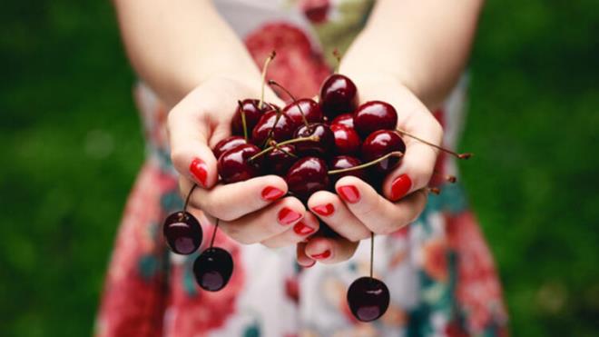 13-Kiraz-  Kiraz, iltihapla mcadele eden antosiyaninler ve kateinler bakmndan olduka zengindir. yle ki yaplan bir almada 1 ay boyunca gnde 280 gram kiraz tketen kiilerin CRP seviyelerinin azald grld. Hatta kiraz yemeyi braktktan sonraki 28 gn boyunca da CRP deeri dk kald.