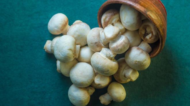 8-Mantar-  Mantarlar ok dk kalorilidir ve selenyum, bakr ve tm B vitaminleri bakmndan zengindir. Ayrca anti-enflamatuar koruma salayan fenoller ve dier antioksidanlar ierirler. Mantar i yemek veya hafif piirerek tketmek, salk asndan maksimum derecede faydalanmanz salar. Ancak siz siz olun her zaman denetimden gemi mantarlar satn aln.