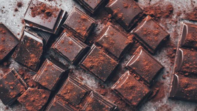 11-Bitter ikolata-  Tabii ki flavanoller bakmndan zengin olan bitter ikolata da bu listede yer alyor! Bir almada sigara kullanan kiilere bitter ikolata yedirildi ve bu kiilerin ikolata yedikten sonraki 2 saat iinde damar hcreleri zerinde olumlu ynde deiimler gzlendi. Ancak ikolatann bu faydalarndan yararlanmak iin en az yzde 70 kakao ieren bir rn almanz gerektiini belirtmekte fayda var.