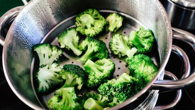 4-Brokoli:  Brokoli, iltihaplanmay artran sitokin ve NF-kB seviyenizi azaltr. Ayrca brokoli iltihaba sava aan slforafan asndan da zengindir. Karnabahar, Brksel lahanas ve lahanay sylemeyi de unutmayalm.