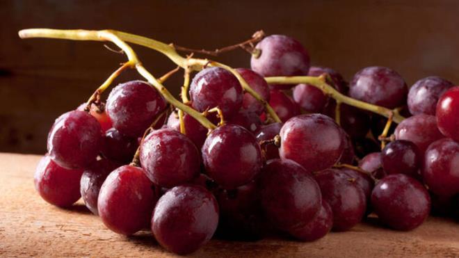 9-zm-  zm, iltihab azaltan antosiyaninler ierir. Bunun yannda salk iin birok faydas olan resveratroln de en iyi kaynaklarndan biridir. Yaplan bir aratrmada, gnlk olarak zm ekstresi tketen kalp hastas kiilerin, ya ve kanser hcreleri zerinde etkili hormon seviyelerinde iyileme gzlendi.