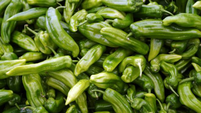 7-Biber-  Biber, ierdii C vitamini sayesinde gl anti-inflamatuar bir etkiye sahiptir. Daha salkl yalanmamza yardmc olacak sinapik asit ve ferulik asit bakmndan da ok zengindir.