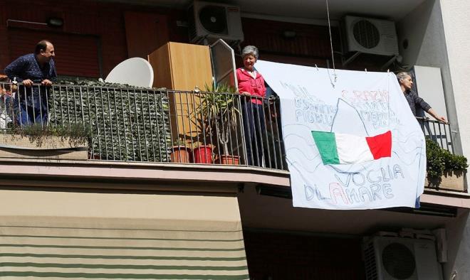 talya: &#8220;Her ey bittiinde insanlarn meydanlara inip hesap soracan dnyorum&#8221;    <br>20 yldr talya&#8217;da (Roma) yaayan 46 yandaki gazeteci Elvan Uysal:     <br>&#8220;talyanlar keyfine dkn ama kimse canna susam deil. ilk bata durumun bu hale gelebilecei kestirilemedi. lkenin en nemli dnrlerinden Giorgio Agamben bile bu durumun kiisel zgrlkleri kstlamak iin bir frsata dntn yazd.    En ar kayb yaayan Bergamo'da ok ciddi sayda salk personeli karantinada. Sadece Puglia blgesinde 2500 kii kendini salk birimlerine ihbar etti.     Yaklma sras bekleyen, karantinada hayatn kaybedip cenaze treni bile yaplamayan insanlar var. Her ey bittiinde talya'nn nce sokaklara kp dans edeceini, sonra tutamad yasn tutup bu insanlar onurlandracan, hemen arkasndan da meydanlara inip hesap soracan dnyorum.&#8221;     <br>FOTORAF ROMA'DAN