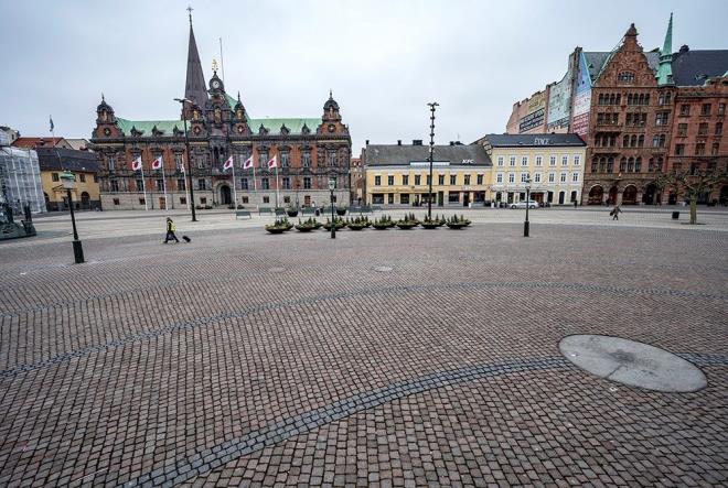 SVE: &#8220;Kre ve ilkretim okullar hala ak&#8221;    <br>10 yldr sve'te yaayan 39 yandaki S.D.:      <br>&#8220;11 kiinin hayatn kaybetmesinde ubat aynda yaplan &#8216;spor tatili'nin de pay var. Bu dnemde okullar kapanyor. Aileler ocuklaryla sve, talya, Avusturya, svire gibi lkelere kayaa gidiyor. lk vakalarn ou talya'ya giden ailelerde grld. Lise ve niversiteler uzaktan eitime geti ama kre ve ilkretim okullar hl ak. Bunun nedeni insanlarn bota kalp kontrolsz biimde gezmesini nlemek.    Tuvalet kd, temel besinler, temizlik malzemeleri, dezenfeksiyon ilalar bulunamyor. skandinavya'nn en byk otel zincirlerinden Scandic, 2 bin alann iten kard, maalar drld. skandinav Hava Yollar, 10 bin alann cretsiz izne ayrd.&#8221;     <br>FOTORAF MALM'DEN