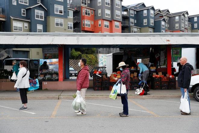 ABD: &#8220;Artk sokaklar ssz...&#8221;<br>    10 yldr Kaliforniya'da yaan, yksek yazlm ve rn mhendisi Deniz Karaglle:<br>    &#8220;70 ya stnde olan yoga retmenime bir hafta tuvalet kd aradm. En son, Home Depot maazasna gidip kamyonlarn ne zaman geldiini rendim. "Sabah 6.00" dediler, 5.45'te gittiimde inanlmaz bir kuyrukla karlatm. Sadece bir paket tuvalet kdi alabildim.    u an sokaklar ssz. Hepimiz hijyenimize ve sosyal izolasyona dikkat edersek sadece kendimizi ve sevdiklerimizi deil, baka corafyada yaayan insanlar da korumu oluruz.&#8221;      <br>FOTORAF SAN FRANCSCO'DAN