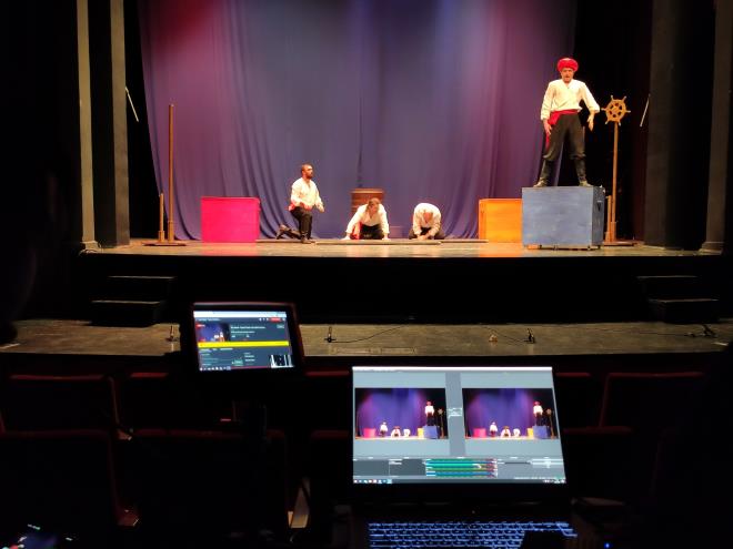 Altu Grg&#8217;nn uyarlayp ynettii, Aykan Ylmaz, Osman Murat Erten, Mehmet Ali Al ve Serdar Soyer&#8217;in rol ald, Basra&#8217;da yaayan bir tacir olan Sinbad&#8217;n maceralarn anlatan oyunu, ocuklar bu kez evlerinde ekranlar banda keyifle izleme imkan buldu.