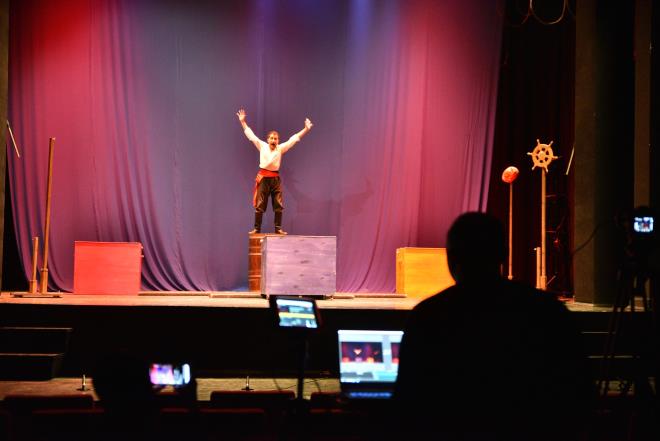 Okullarn da tatil edilmesiyle adeta evlerine hapsolan ocuklar iin &#8216;Tiyatro Evinizde&#8217; projesini uygulamaya sokan ehir Tiyatrosu, &#8216;Ben Sinbad&#8217; adl oyunu, bo salona oynayp, Bykehir Belediyesi youtube hesabndan canl olarak yaynlad. ehir Tiyatrosu tarihinde bir oyun ilk kez bo salona oynanrken, ayn zamanda bu oyunda izleyici rekoru krld. Oyunlarn Tayyare Kltr Merkezi&#8217;nde oynayan ehir Tiyatrosu, salon tam dolu olduunda 550 kiiye ularken, &#8216;Ben Sinbad&#8217;n bu zel gsterimini ayn anda 4 bin 907 kullanc izledi.