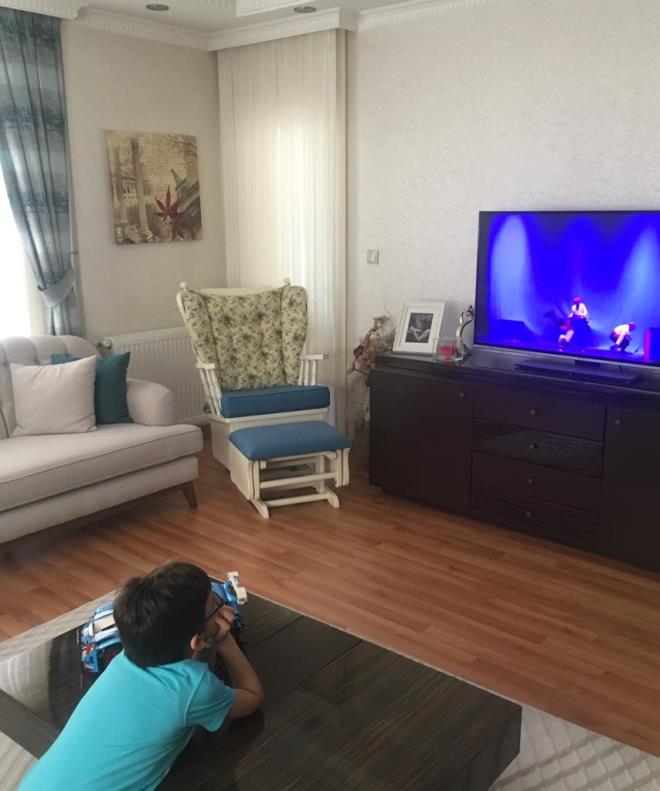 Bursa Bykehir Belediyesi ehir Tiyatrosu, korona virs nedeniyle evlerinden kamayan ocuklar iin &#8216;Ben Sinbad&#8217; adl oyunu, bo salona oynayp, online olarak internet zerinden yaynlad. Normalde oyunlarn 550 kiilik Tayyare Kltr Merkezi&#8217;nde oynayan ehir Tiyatrosu&#8217;nun bu oyununu ayn anda 4907 kullanc takip ederken, ocuklarn evlerinde yalnz olmad dnldnde 10 binin zerinde bir izleyici rekoru da krlm oldu.