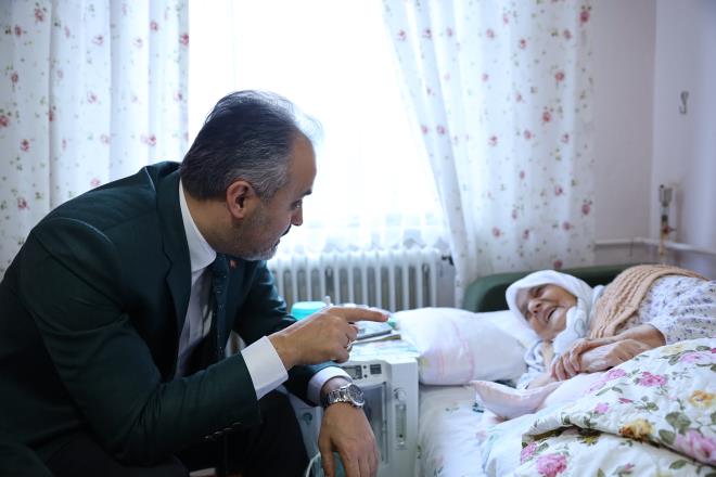 Market alverii belediyeden    Bursa Bykehir Belediyesi, zellikle 65 ya ve zeri iin getirilen sokaa kma kstlamasnn ardndan bu hizmetlerine bir yenisini daha ekledi. Evlerinde market alverii yapacak gen biri bulunmayan vatandalarn market alverii de Bykehir ekipleri tarafndan yaplyor. Bykehir Belediyesi'nin Sosyal Destek Ekibine 444 16 00 ve 716 11 55 numaral telefonlar ile Alo 153 hattndan ulaan vatandalarn evlerine giden ekipler, 60 ya st vatandalarn market, frn ve ila ihtiyalarn alarak vatandalara ulatryor.    Bunun yannda ime suyunu kartl dolum sistemiyle karlayan 60 ya ve st abonelerin evlerinden kmadan bu hizmeti alabilmeleri iin BUSK tarafndan da yeni bir hizmet balatld. BUSK ekipleri, riskli gruptaki vatandalarn evlerinden kmamas iin katl dolum sistemini kullanan 60 ya ve zeri abonelerin evlerine giderek, dolum ilemeli el terminalleri ile gerekletirecek.