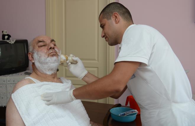 Panik yok tedbir var    Tm bu hizmetlerin halka duyurulmas iin Bykehir Belediyesi'nin sosyal medya hesaplarnda tantm filmleri yaynlanrken, Bursa Bykehir Belediye Bakan Alinur Akta, zellikle 60 ya ve zeri vatandalarn salklarn riske atmamas iin evden kmamalarn, ihtiyalarnn karlanmas iin belediyeye bavurmasn istedi. Tm dnyay etkisi altna alan korona virs salgnn en az hasarla atlatlmas iin bata Salk Bakanl olmak zere tm kurumlar tarafndan titiz bir alma yrtldn ifade eden Bakan Akta, "Panik yok, tedbir var. Bata hkmetimiz ve kent yneticileri olarak bizler her trl tedbiri alyoruz. Ancak vatandalarmz da bu srece katk koymal. Hastaln yaylmn nlemek iin mmkn olduunca sosyal mesafeyi amal ve evlerimizde kalmalyz. Bu srete zellikle sokaa kmalarna kstlama getirilen 60 ya ve zeri vatandalarmz hibir endieye kaplmasn. Her trl ihtiyalar iin Bykehir Belediyesi olarak onlarn yanndayz. Bir telefonla bize ulamalar mmkn. Bu tedbirleri devam ettirdiimiz srece, salgn en az hasarla atlatacamza inanyorum" dedi.