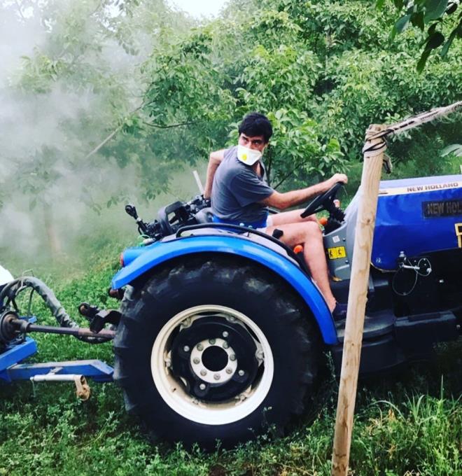 47 yandaki nl oyuncu, ?Ben bu sreyi olum ve annemle iftlikte geiriyorum. Tohum ekiyorum, bahe ileriyle, tarmla urayorum. Kitap okuyorum, televizyon izliyorum ve gndemi takip edip doru bilgilenmeye alyorum? diye konutu.