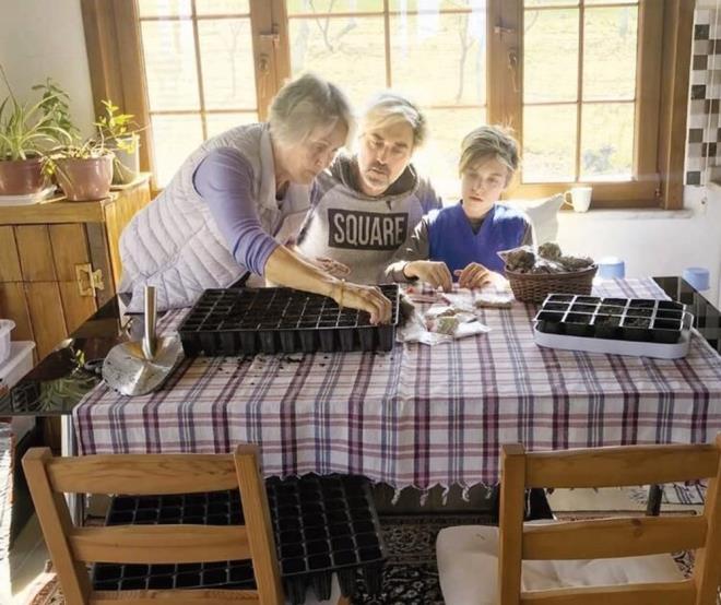 Annesi ve olunu da alp Gelibolu?nun Gneyli Ky?nde bulunan iftliine giden Burak Hakk, salgn ciddiye almayanlar da eletirdi.