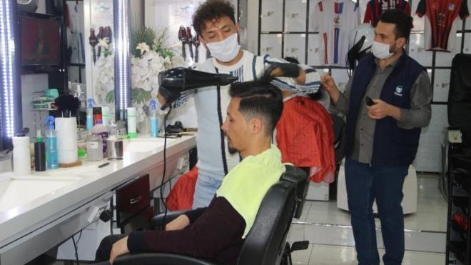 387 lira ceza<br>    Berber, gzellik salonu ve kuafrlerin faaliyetleri ikinci bir duyuruya kadar durduruldu.    Kamu sal iin kapal olmas gereken berber, gzellik salonu ve kuafrler faaliyetlerini srdrrse, Zabta tarafndan 387 TL para cezas verilecek. Yasak ikinci kez inenirse, yeniden para cezas uygulanacak.