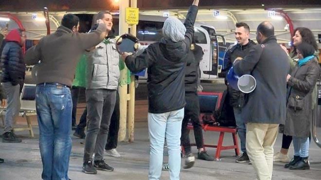 Gruplar halinde asker uurlanma yasa<br>    Vatandalarn kalabalk gruplar halinde bir araya geldii asker elenceleri yasakland.