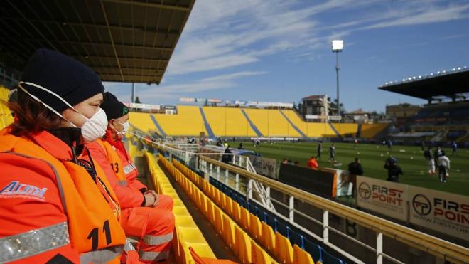 Tm etkinlikler iptal: 3 bin 150 TL cezas var<br>    -Futbol, hentbol, voleybol ve basketbol liglerinin tamam ertelendi.    Hfzsshha Kanunu 282. maddesine gre 3 bin 150 TL para cezas ya da Kabahatler Kanunu&#8217;nun 32. maddesine gre 392 TL para cezas uygulanacak.