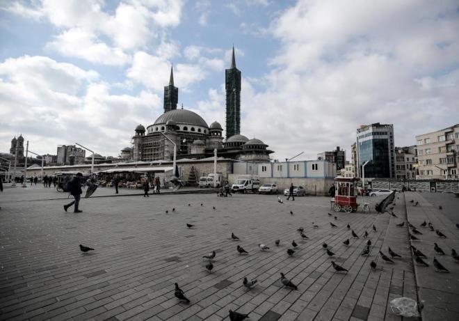 392 TL para cezas    <br>Buna ramen bu yasakta srar edenler uyarlacak, tekrar durumunda Hfzsshha Kanunu 282. maddesine gre 3 bin 150 TL para cezas ya da Kabahatler Kanunu&#8217;nun 32. maddesine gre 392 TL para cezas uygulanacak Diyanet leri Bakanl camilerde vakit namazlarnn cemaatle klnmasna bir sreliine ara verileceini duyurdu.