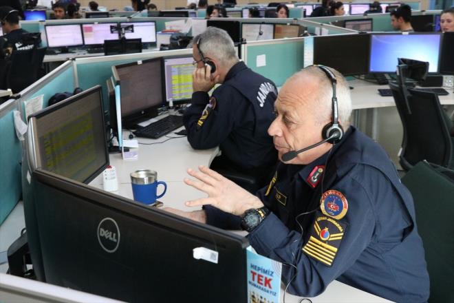 Hizmet, vatandamza ulatrlyor. Vatandalarmzn evden kmadan temel ihtiyalar karlanacak. Salk ihtiyac olan vatandamzn pansuman gibi, yerinde sunulabilecek salk hizmetleri, bizzat eve gidilerek veriliyor. Hastaneye ulatrlmas gerekiyorsa, ambulansla ulam salanyor. Evlere yardm gtren personel mutlaka salk tedbirleri alyor. Vatandalarn 112 Acil ar Merkezini megul etmemesi nem arz ediyor. Byle nemli gnlerde 112'nin, anlamna uygun ekilde kullanlmas gerekiyor. Vatandamz gerekten 112'yi aryorsa, arama nedeni bir ihtiyatan kaynaklanmal. Gereksiz megul edilmemesi gerekir. Bu konuda duyarllk istiyoruz. Vatandamza hizmet ulatrma konusunda personellerimizle burada hazrz."