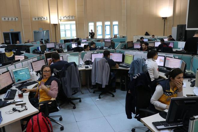 "Temel ihtiyalar karlanyor"  <br>  Vali Yardmcs Yaln Sezgin, vatandalarn temel ihtiyalarnn karlanmas noktasnda, devletin illerdeki 112 Acil ar Merkezlerinde oluturduu sistem ve Vefa Destek gruplaryla, yalnz yaayan 65 ya st ve kronik rahatszl olanlarn ihtiyalarn karladklarn syledi.