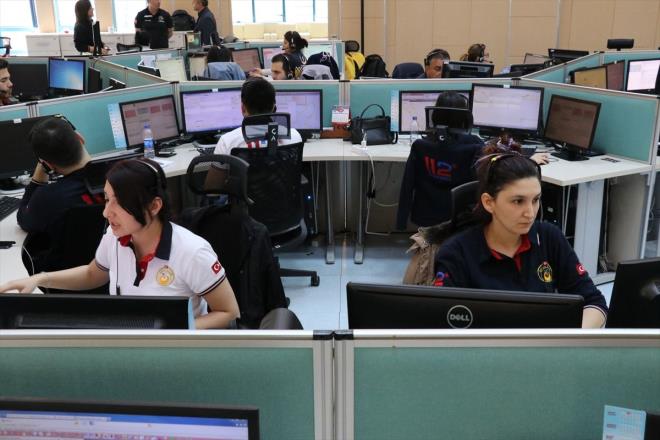 Bir vatandatan 90 yandaki babasnn tra ettirilmesi ynnde talep geldiini vurgulayan alkan, "Yeni balayan bir sre olmasndan dolay, yava yava bir farkndalk oluuyor. Medyann bu konudaki desteine ihtiyacmz var. nk vatandamzn kafas kark. Byle bir hizmeti ok da beklemiyorlar. Bugn 342 vatandamzn ihtiyac karland. Temel gda ve hijyen maddelerinin yan sra yurt dndan gelen bir kiinin Alman ekmei, Alman eti talebi oldu. Kolonyas bitenin aramas gibi ilgin isteklerle de karlatk." diye konutu.