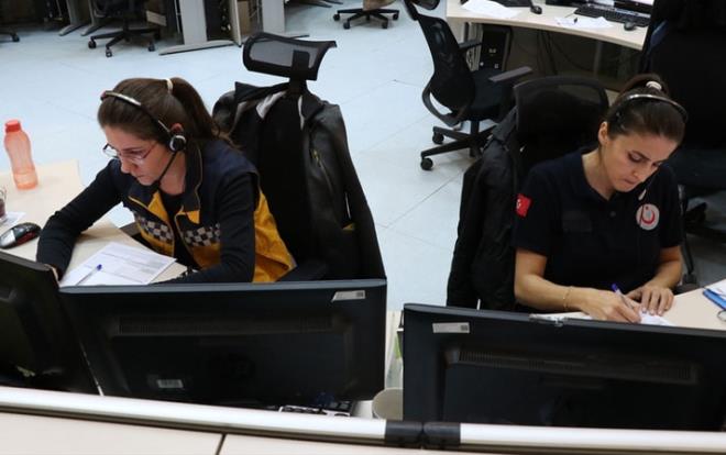 ileri Bakanl tarafndan yaynlanan genelge sonrasnda evlerinden kmamas istenen 65 ya st ve kronik rahatszlklar bulunan vatandalar, uygulamann ilk gnnde evlerindeki ihtiyalar iin Antalya 112 Acil ar Merkezinden yardm istedi.