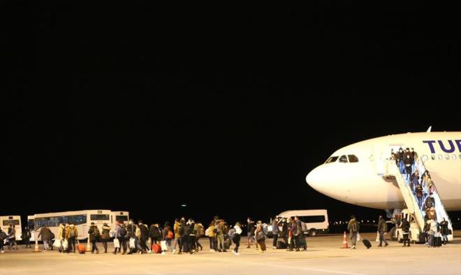 Trkiye'de farkl ehirlerdeki niversitelerde eitim grrken ERASMUS programlar kapsamnda rlanda'ya giden rencilerden 305'i, bakent Dublin'den havalanan Trk Hava Yollarna ait uakla Sivas Nuri Demira Havaliman'na geldi.