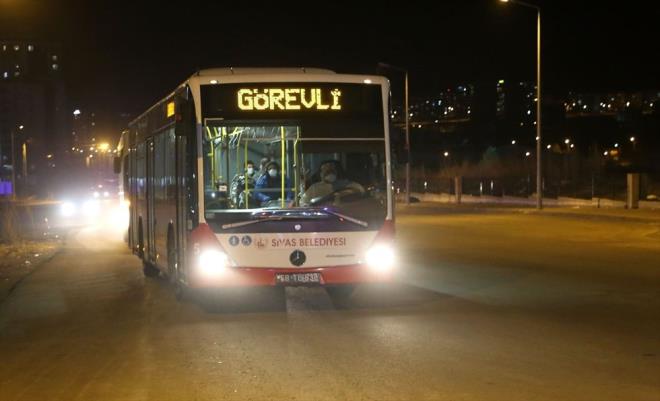 Corona virs salgnyla mcadelede devletin btn kurumlarnn tm nlemleri, hzl ve koordineli ekilde hayata geirdiini vurgulayan Ayhan, unlar kaydetti:    "Tm dnyay tehdit eden salgna kar devletimizin tm kurum ve kurulular arasnda ok anlaml koordinasyon ve dayanma olduunu gryoruz. Bizler de Sivas'ta, bu kapsamda yaynlanan genelgeler dorultusunda tm kurumlarmzla gerekli hassasiyeti gsteriyoruz. Tedbirleri yakndan takip ediyoruz. rencilerimiz hasta deiller, toplum sal iin sadece tedbir amal, her trl ihtimal gz nnde bulundurularak gzlem altnda tutulacaklar."