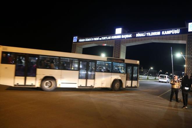 renciler, havalimanndaki ilemlerinin ardndan Sivas Belediyesince dezenfekte edilmi otobslerle KYK Babakan Binali Yldrm Kamps'ndeki yurtlara getirildi.