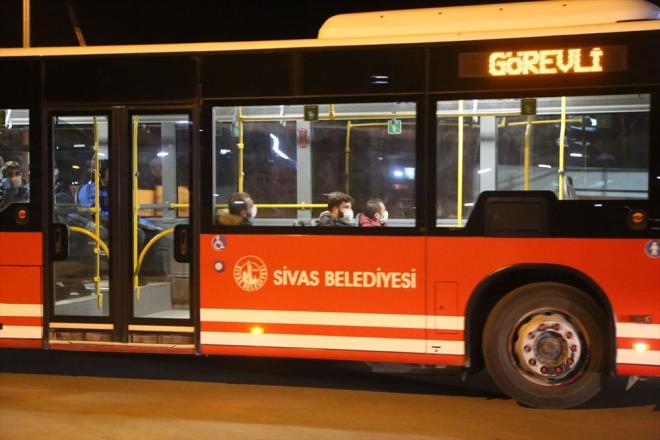 Aklamada grlerine yer verilen Vali Salih Ayhan, rencilerin muayenelerinin yaplacan, toplumdan izole edilerek corona virs belirtileri grlmedii takdirde evlerine gnderileceini ifade etti.