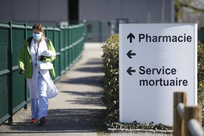 Normal prosedr, huzurevinde hayatn kaybeden bir kiinin ailesi tarafndan alnana kadar tesisteki morgda bekletilmesi ynnde.