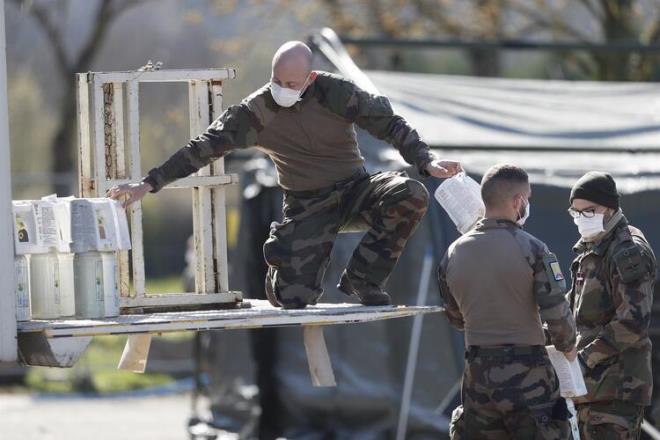 Savunma Bakan Robles, "Ordu, baz huzurevi ziyaretlerinde yal kiileri tamamen terk edilmi biimde, kimi zaman yataklarnda lm halde buldu" diye konutu.