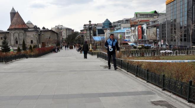 Erzurum, Yakutiye Kent Meydan'nda bulunan ve zellikle yallarn oturduu banklar, ekiplerce kaldrld.