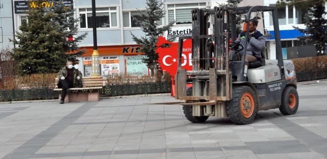 ileri Bakanl tarafndan 65 ya ve zerindekiler ile kronik rahatszl olanlar iin sokaa kma yasa getirilmesinin ardndan Erzurum'daki park ve meydanlarda, zellikle yallarn grlmesi zerine belediye ekipleri, harekete geti.