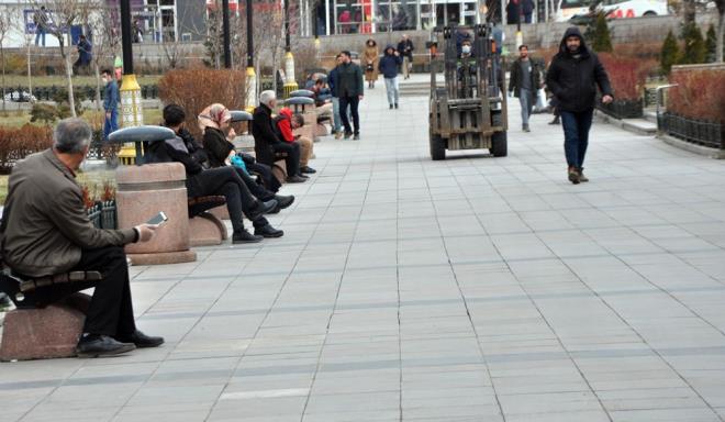 Grevliler meydandaki 60 bank forkliftlerle tad.