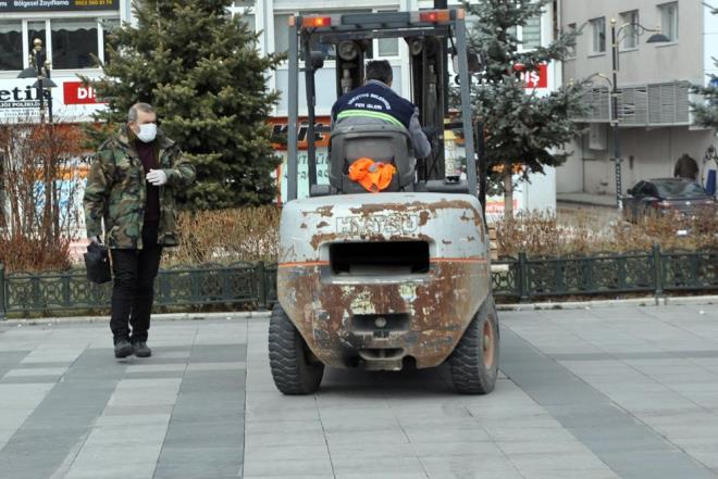 Yakutiye Kent Meydan'nda bulunan banklar, dardakilerin oturmamas iin belediye ekiplerince corona virs tedbirleri kapsamnda kaldrld.